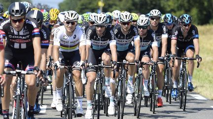 L'&eacute;quipe Etixx-Quick Step sur la route de la 6e &eacute;tape du Tour de France 2015, jeudi 9 juillet, entre Abbeville et Le Havre. (YORICK JANSENS / BELGA MAG)