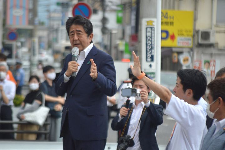 L'ancien Premier ministre japonais Shinzo Abe&nbsp;s'exprime à&nbsp;Nara (Japon) le 8 juillet 2022, quelques secondes avant d'être visé par des tirs.&nbsp; (KAZUHIKO HIRANO / YOMIURI / AFP)