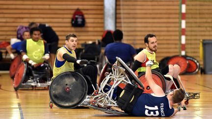 "Une des façons d’empêcher l’adversaire de marquer c’est de le faire tomber", explique Olivier Cusin, entraineur de l’équipe de France paralympique de rugby fauteuil, ci-contre lors d’un stage de préparation au Creps de Bourges le 20 août 2016. (MAXPPP)