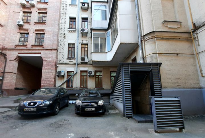 Pour se rendre dans ce théâtre, il faut descendre dans une cave, accessible depuis un parking dans une cour d'immeuble de Kiev. (AGATHE MAHUET / RADIO FRANCE)