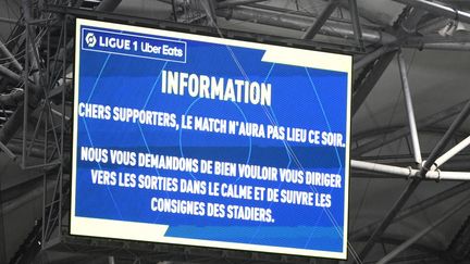 Ecran annonçant l'annulation de la rencontre entre l'Olympique de Marseille et l'Olympique Lyonnais, le dimanche 29 octobre, au stade Vélodrome à Marseille (Bouches-du-Rhône). (CHRISTOPHE SIMON / AFP)