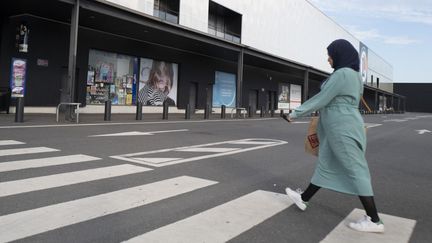 A woman wears an abaya and a veil in a street in Chinon (Indre-et-Loire). (SERGE TENANI / HANS LUCAS / AFP)