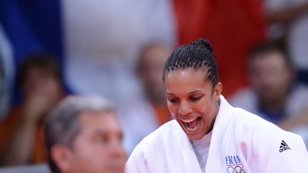 La judoka Lucie D&eacute;cosse lors de la finale qui l'a oppos&eacute; &agrave;&nbsp;l'Allemande Kerstin Thielen, le 1er ao&ucirc;t &agrave; Londres (Royaume-Uni). (FRANCK FIFE / AFP)