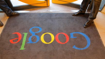 Un tapis portant le nom de la marque&nbsp;à l'entrée du siège de Google France, le 6 décembre 2011, à Paris. (JACQUES BRINON / REUTERS)