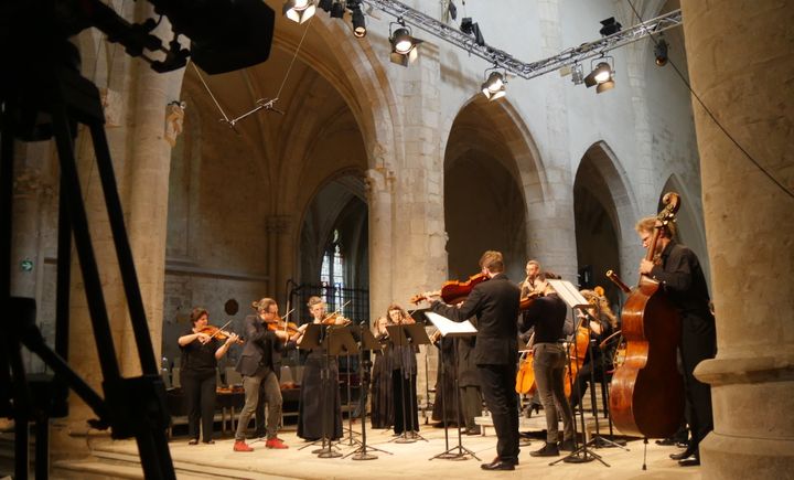 Pendant les répétitions à l'Abbatiale, sous l'oeil des caméras de Culturebox qui diffuse le concert en Live. 
 (Lorenzo Ciavarini Azzi / Culturebox)