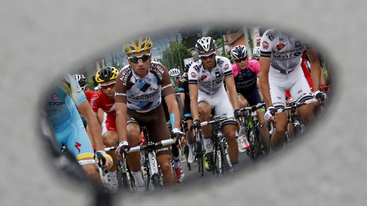 Le peloton du Tour de France lors de l'&eacute;tape Grenoble-Risoul, le 19 juillet 2014. (JEAN-PAUL PELISSIER / REUTERS)