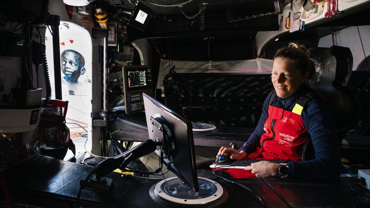 La navigtrice Sam Davies à bord d'un Imoca "Initiatives Cœur" tout neuf pour sa 4e particpation au Vendée Globe. (JEAN-LOUIS CARLI / ALEA)