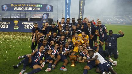 La joie des joueurs du PSG après leur nouvelle victoire en Coupe de la Ligue (GEOFFROY VAN DER HASSELT / AFP)