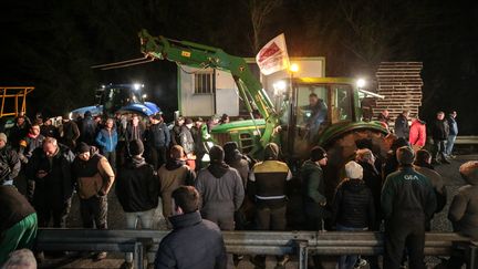 Des agriculteurs ont installé un barrage sur la RN12 au niveau du pont routier de Morlaix dans le Finistère, le 23 janvier 2024. (LIONEL LE SAUX / MAXPPP)