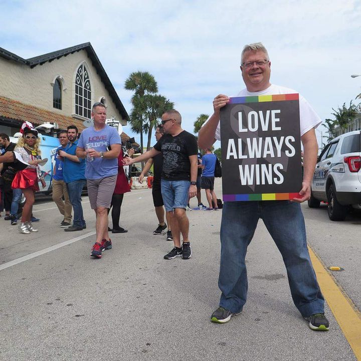 Meeting d'Hillary Clinton à Wilton Manors (Floride), le 30 octobre 2016, où la communauté LGBT est venue la soutenir (RADIO FRANCE / NICOLAS MATHIAS)