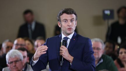 Emmanuel Macron lors d'un premier déplacement de campagne à Poissy (Yvelines), le 7 mars 2022. (MAXPPP)