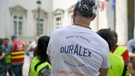 Les salariés de l'entreprise Duralex sont rassemblés devant le Tribunal de Commerce d'Orléans le 17 juillet 2024. (PASCAL PROUST / MAXPPP)