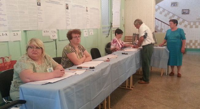 &nbsp; (À Krasnoarmeisk, à 70 km de Donetsk, enfin un bureau de vote ouvert © RF/ Jean-Marie Porcher)