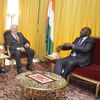 Jacques Verg&egrave;s, Roland Dumas et Laurent Gbagbo dans le palais pr&eacute;sidentiel d'Abidjan (C&ocirc;te d'Ivoire), le 30 d&eacute;cembre 2010. (SIA KAMBOU / AFP)