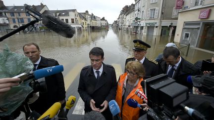 Valérie Lacroute, députée maire (LR) de Nemours, et Manuel Valls le 2 juin 2016 (LIONEL BONAVENTURE / AFP)