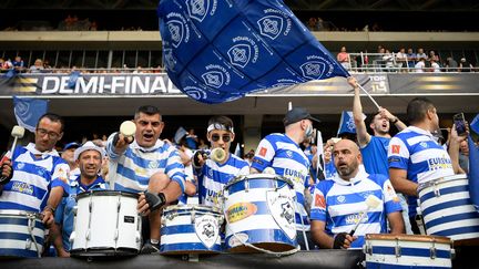 Des supporters castrais dans les tribunes de l'Allianz Riviera, vendredi 17 juin 2022. (NICOLAS TUCAT / AFP)