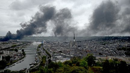 De la fumée s'échappe du site de l'usine Lubrizol&nbsp;à Rouen (Seine-Maritime), en proie à un violent incendie le 26 septembre 2019.&nbsp; (PHILIPPE LOPEZ / AFP)