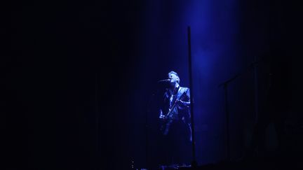 Josh Homme du groupe metal Queens Of The Stone Age sur scène au festival de musique Nos Alive, juin 2018 (PEDRO FIUZA / NURPHOTO)