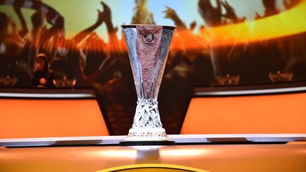 Le trophée de la Ligue Europa, exposé lors d'une cérémonie de tirage au sort, à Monaco, le 25 août 2017. (MUSTAFA YALCIN / ANADOLU AGENCY / AFP)