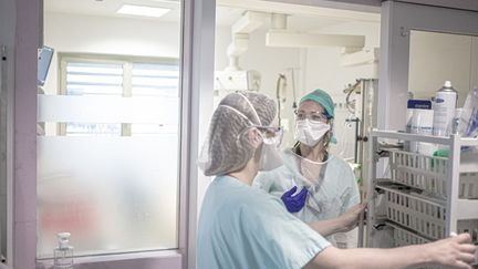 Deux soignantes&nbsp;au centre hospitalier de Perpignan,&nbsp;Pyrénées-Orientales, le 26 janvier 2021. (IDHIR BAHA / HANS LUCAS / AFP)