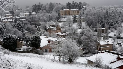 La commune d'Yzeron (Rh&ocirc;ne) sous la neige, le 20 janvier 2015. (MAXPPP)