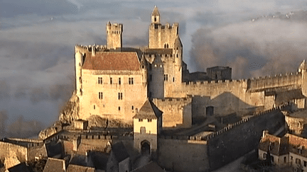 Le Château de Beynac (Dordogne) dans la brume matinale 
 (France2 / Culturebox capture d&#039;écran)