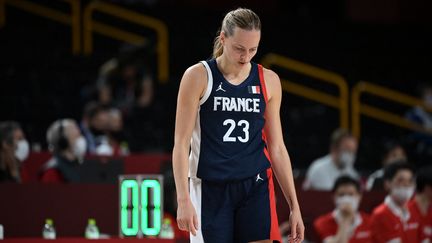 La basketteuse française Marine Johannes tête basse lors de la défaite des Bleues face au Japon en demi-finales du tournoi olympique, vendredi 6 août 2021. (ARIS MESSINIS / AFP)