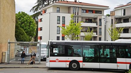 Un bus de la&nbsp;compagnie des transports de Lyon, le 26 avril 2016. (RICHARD MOUILLAUD / MAXPPP)