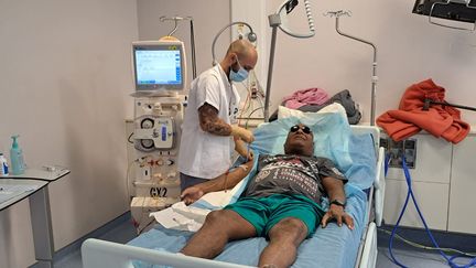 Un patient dialysé à la clinique privée de Nouville à Nouméa (Nouvelle-Calédonie), le 25 mai 2024. (RAPHAEL GODET / FRANCEINFO)