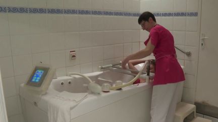 De nombreuses personnes souffrant de stress optent pour des cures thermales, comme "L'école thermale du stress" de Saujon, en Charente-Maritime. (France 3)