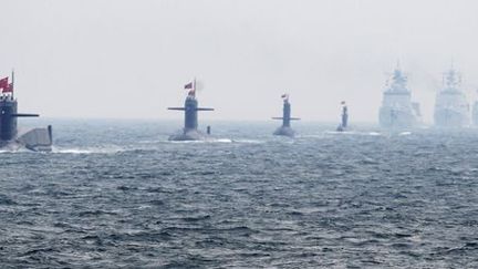 Sous-marins et navires de guerre chinois en mer de chine (parade militaire). (Reuters/ pool News)