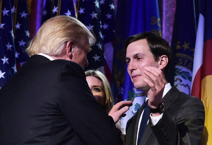 Jared Kushner, à droite, salue son beau-père Donald Trump le 9 novembre 2016.  (MANDEL NGAN / AFP)