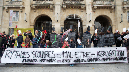 Enseignants, parents et enfants d'&eacute;coles de Seine-Saint-Denis manifestent &agrave; Paris contre la r&eacute;forme des rythmes scolaires, le 20 novembre 2014. (CÉLINE GUERREIRO / CITIZENSIDE.COM / AFP)