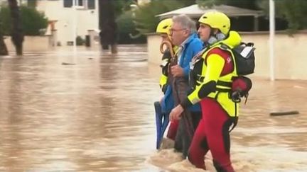 En direct de Villeneuve-les-Béziers (Hérault), le journaliste Gaspard de Florival fait le point après les violentes pluies qui sont tombées.&nbsp; (CAPTURE D'ÉCRAN FRANCE 3)