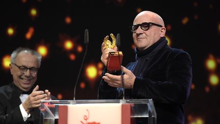 Le réalisateur italien Gianfranco Rosi reçoit l'Ours d'or pour son film "Fuocoammare", samedi 20 février 2016 à Berlin (Allemagne). (TOBIAS SCHWARZ / AFP)