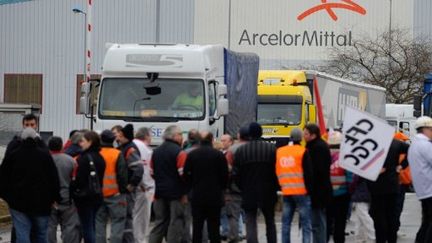 Les salariés d'ArcelorMittal manifestent devant le site, le 23 février 2012. (AFP - Jean-Christophe Verhaegen)