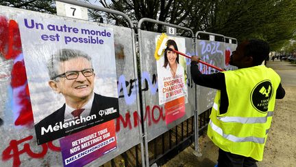 Affiches électorales de Jean-Luc Mélenchon et Anne Hidalgo à Nantes (Loire-Atlantique) le 28 mars 2022 (MARC ROGER / MAXPPP)