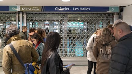 Des personnes devant une station de métro à Paris, le 19 mars 2023. (CLAIRE SERIE / HANS LUCAS / AFP)