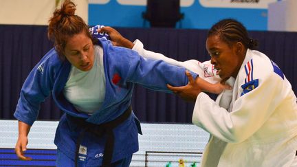 La Fran&ccedil;aise&nbsp;Audrey Tcheum&eacute;o (en blanc) lors du championnat du monde de judo &agrave; Rio de Janeiro (Br&eacute;sil), le 30 ao&ucirc;t 2013. (YASUYOSHI CHIBA / AFP)