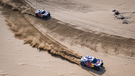 Les véhicules de Carlos Sainz et Stéphane Peterhansel sur les routes du Dakar 2021 entre Yanbu et Jeddah, le 15 janvier 2021. (JULIEN DELFOSSE / DPPI MEDIA)