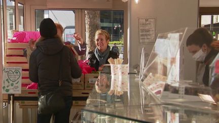 En pleine crise du coronavirus Covid-19, de nombreux professionnels n’ont pas d’autre choix que de trouver eux-mêmes leurs propres solutions pour s’en sortir. À Paris, une boulangerie ouvre sa boutique à un maraîcher pour qu’il puisse vendre ses produits. (France 2)