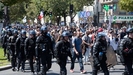 Un des cortèges parisiens contre le pass sanitaire, le 14 août 2021. (MAURIZIO ORLANDO / HANS LUCAS / AFP)