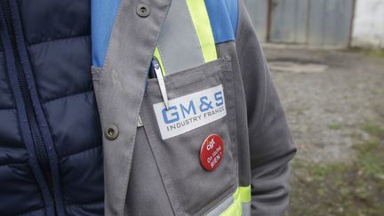 Un salarié de GM&amp;S à La Souterraine (Creuse), en septembre 2017. (PASCAL LACHENAUD / AFP)