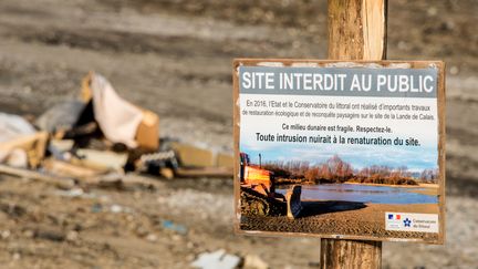 Un panneau interdisant&nbsp;l'accès au public sur le site de l'ancienne "jungle" de Calais, le 18 janvier 2017. (DENIS CHARLET / AFP)