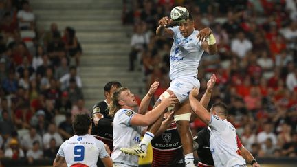 Mathieu Babillot s'élève dans l'alignement face au Stade Toulousain en demi-finale du Top 14, vendredi 17 juin à Nice.&nbsp; (NICOLAS TUCAT / AFP)