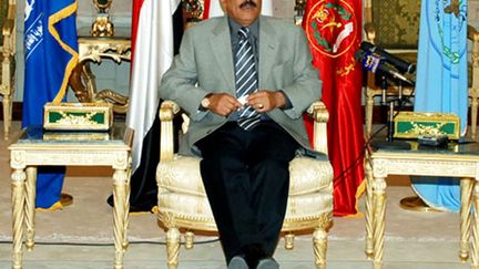 après 33 ans à la tête du pays, cède officiellement le pouvoir à son successeur Abd Rab Mansour Hadi, le 27 février 2012. Depuis un an, un conflit sanglant (plus de 300 morts), secouait le Yémen. Blessé grièvement dans un attentat en juin 2011, il est envoyé en Arabie saoudite puis aux Etats-Unis pour y être soigné. Il est le quatrième président à perdre le pouvoir lors du Printemps arabe. Il est aussi le seul à avoir pu négocier grâce à la mise en place d’un plan de transition en vertu d'un accord parrainé par l'ONU et le Conseil de coopération du Golfe. Aux dernières nouvelles, l’homme est retiré de la politique mais  alimenterait toujours les foyers de discorde du pays. (AFP/YEMENI PRESIDENCY)