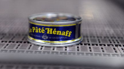 Une boîte de pâté dans l'usine Hénaff de Pouldreuzic, dasn le Finistère. (FRED TANNEAU / AFP)