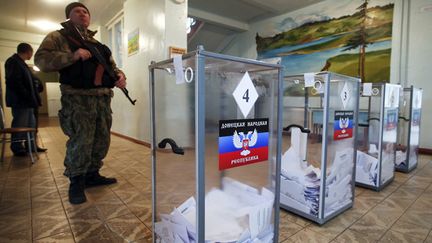 &nbsp; (Un bureau de vote de la République populaire de Donetsk © Reuters-MAXIM ZMEYEV)