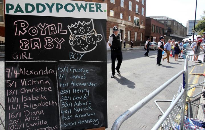 Paris sur le pr&eacute;nom du Royal Baby devant la maternit&eacute; de l'h&ocirc;pital St Mary, &agrave; Londres (Royaume-Uni), le 22 juillet 2013.&nbsp; ( MAXPPP)