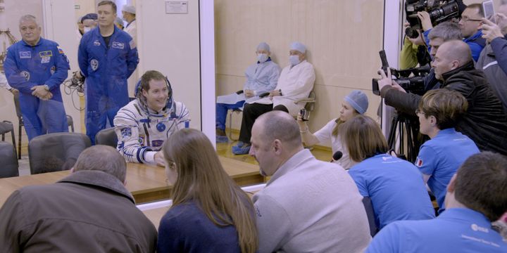 Derniers regards échangés avec les proches avant le décollage. 
 ( La Vingt-Cinquième Heure)